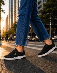 Via Marte Tênis Flatform Preto Camurça e Branco Crystal — Estilo Premium para o Dia a Dia