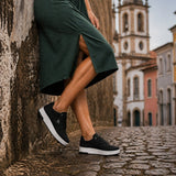 Via Marte Tênis Flatform Preto Camurça e Branco Crystal — Estilo Premium para o Dia a Dia