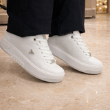Via Marte Tênis Flatform Preto Camurça e Branco Crystal — Estilo Premium para o Dia a Dia